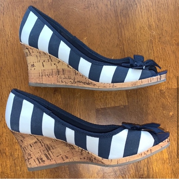 Excellent Preowned Condition Dexflex Wedge Shoes Size 8. Very Cute - Picture 3 of 9